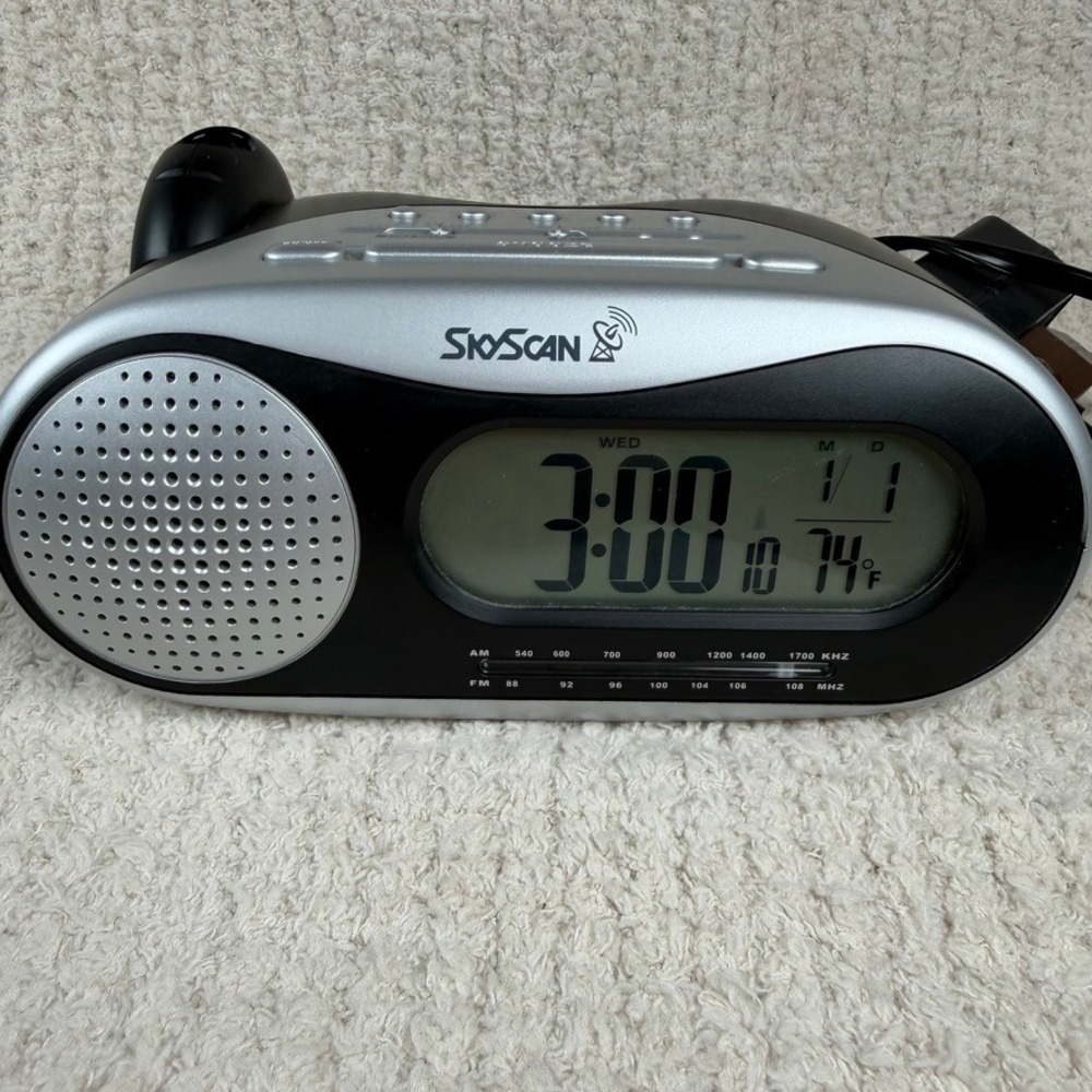 SkyScan 34202 Atomic Projection Alarm Clock AM FM Radio Indoor Temp Black Silver